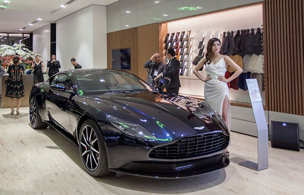 Danh tính 3 đại gia Việt sở hữu siêu xe Aston Martin chính hãng đầu tiên tại Việt Nam 2 Danh tính 3 đại gia Việt sở hữu siêu xe Aston Martin chính hãng đầu tiên tại Việt Nam2aa