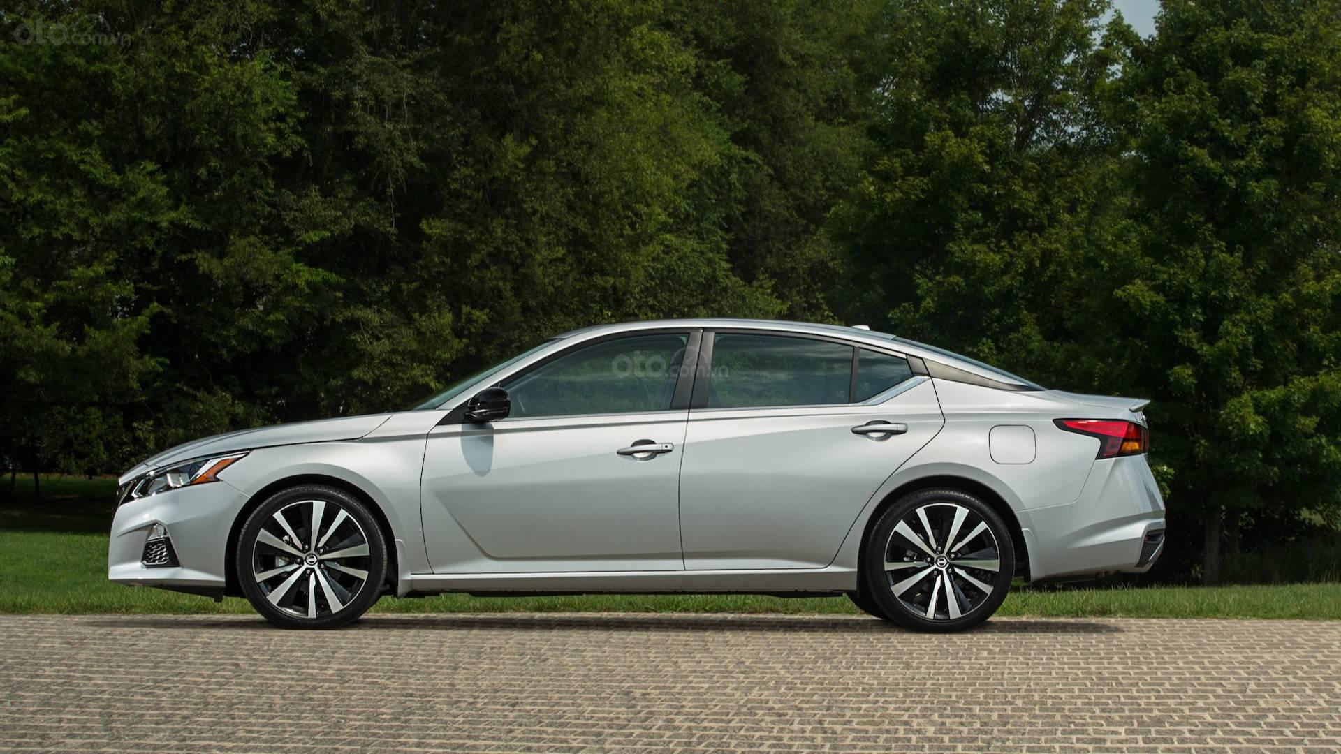 Ưu nhược điểm của xe Nissan Altima 2019 - ảnh 8 Ưu nhược điểm của xe Nissan Altima 2019 - thân xe 4