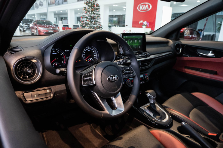 Kia Cerato 2019 và Toyota Corolla Altis 2018 về nội thất 1