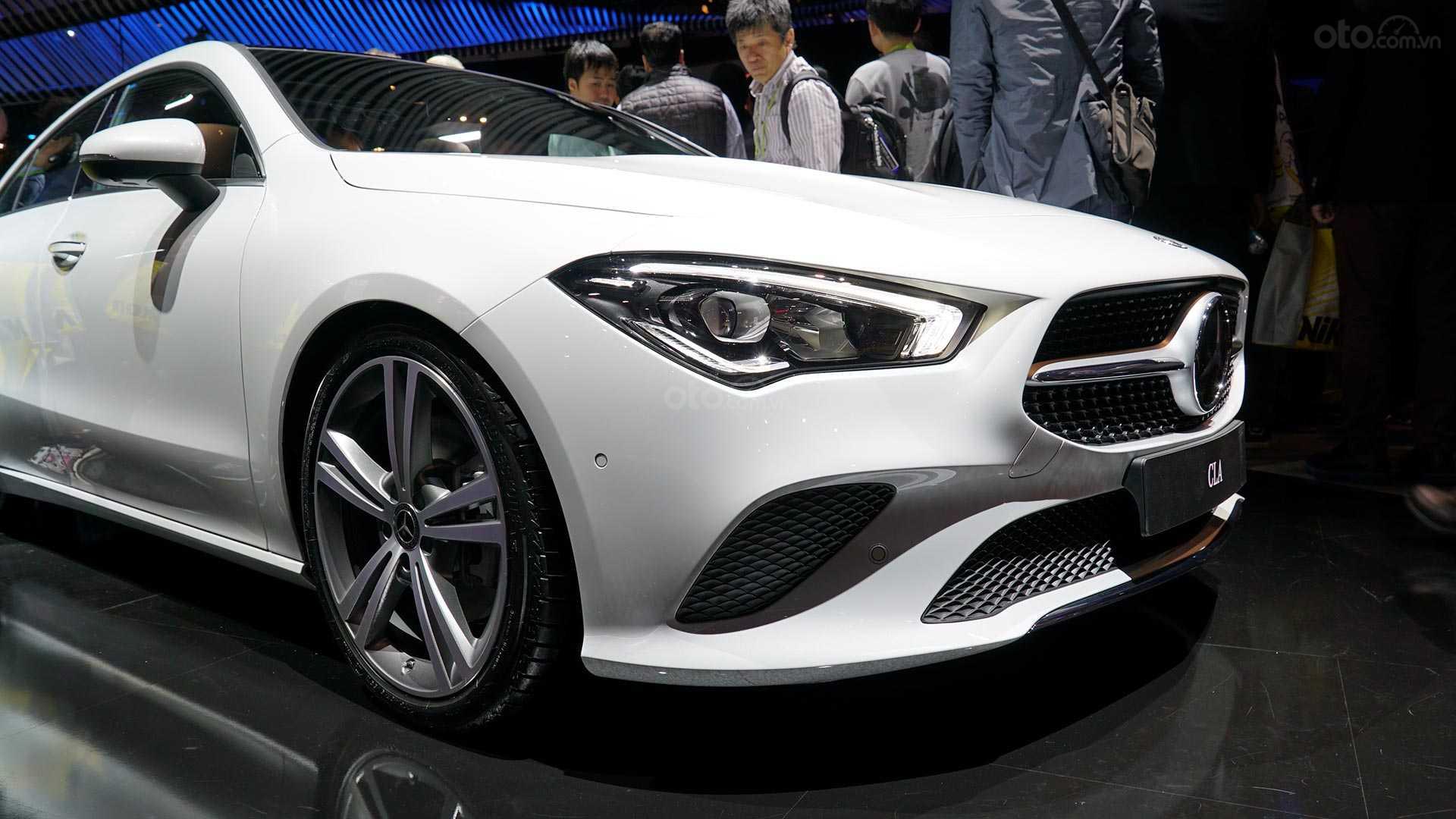 Đánh giá xe Mercedes-Benz CLA-Class 2020 - góc chếch đầu xe