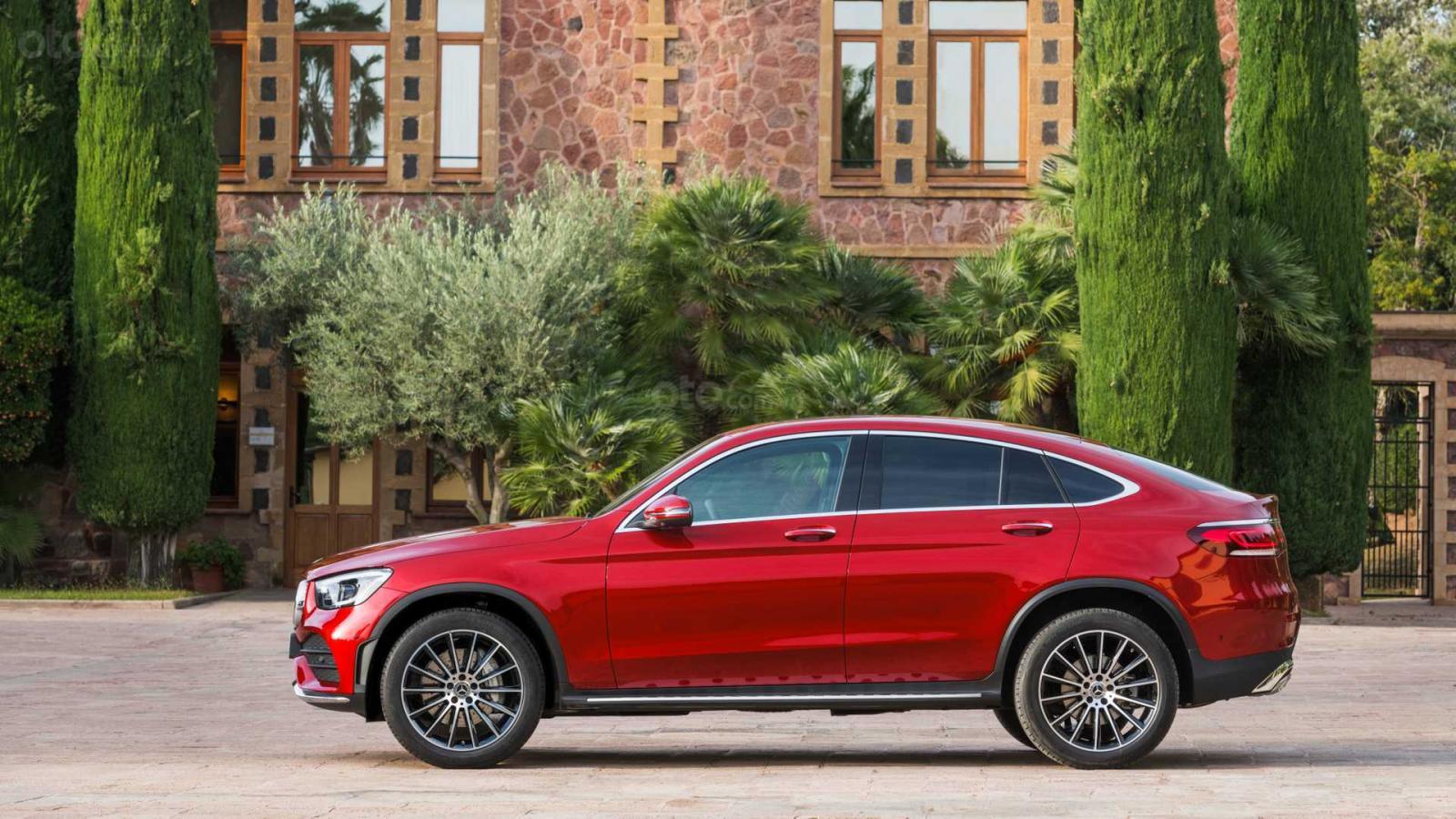 Mercedes-Benz GLC 2020 Coupe cũng thay đổi thiết kế tương tự bản tiêu chuẩn