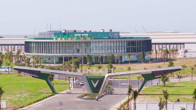 Cổng chính và khu nhà điều hành của tổ hợp nhà máy sản xuất VinFast...