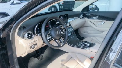 Hàng ghế trước của Mercedes-Benz C200 2019