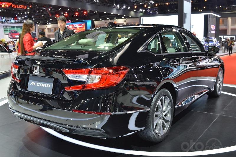 Đèn hậu trên Honda Accord 2019 có hình càng cua Đèn hậu trên Honda Accord 2019