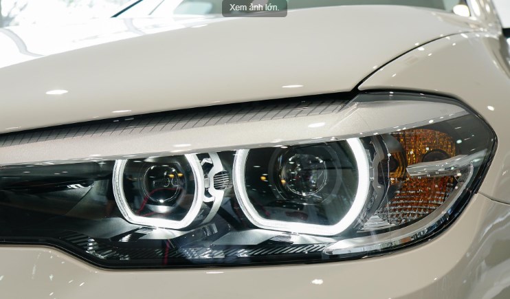 Đầu xe BMW 5-Series 2019: Đèn pha.