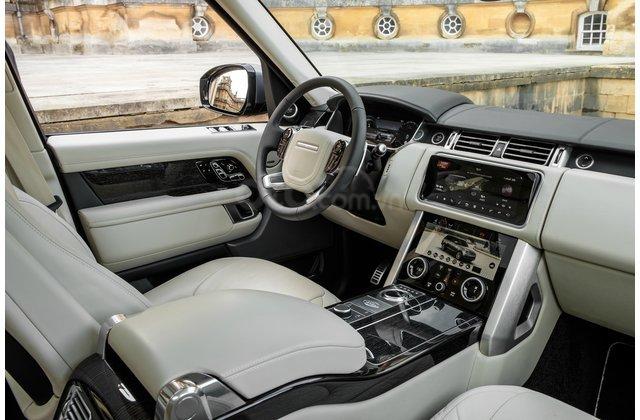 Nội thất hiện đại trên Land Rover Range Rover.