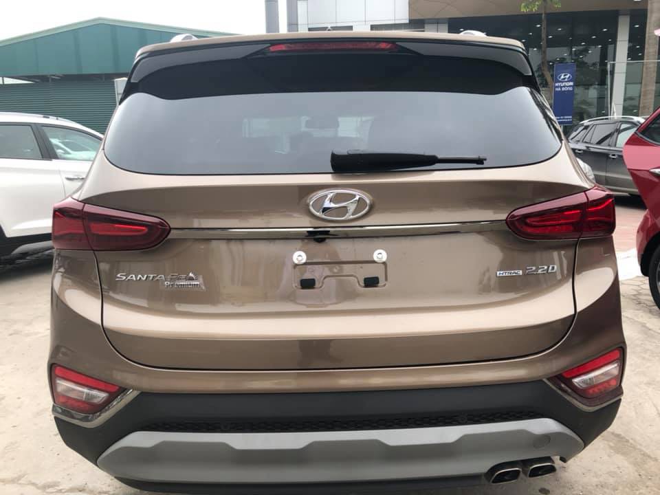 Khách hàng sắp sửa đón Hyundai Santa Fe 2019 'full option' về tay a4