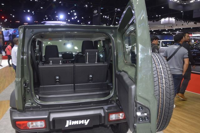 Suzuki Jimny trình làng tại Thái Lan, giá hơn 900 triệu đồng 18 Suzuki Jimny trình làng tại Thái Lan, giá hơn 900 triệu đồng 19