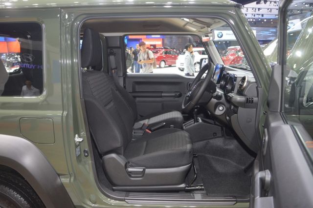 Suzuki Jimny trình làng tại Thái Lan, giá hơn 900 triệu đồng 17 Suzuki Jimny trình làng tại Thái Lan, giá hơn 900 triệu đồng 18