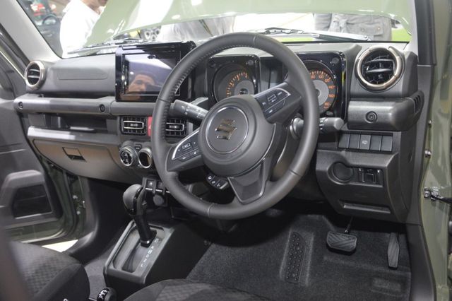 Suzuki Jimny trình làng tại Thái Lan, giá hơn 900 triệu đồng 15 Suzuki Jimny trình làng tại Thái Lan, giá hơn 900 triệu đồng 16