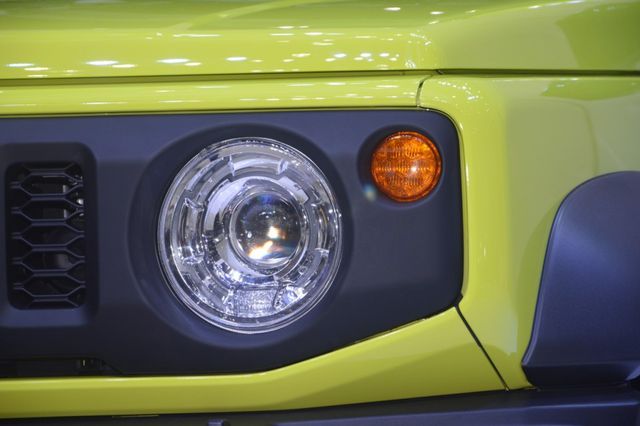 Suzuki Jimny trình làng tại Thái Lan, giá hơn 900 triệu đồng 10 Suzuki Jimny trình làng tại Thái Lan, giá hơn 900 triệu đồng 11
