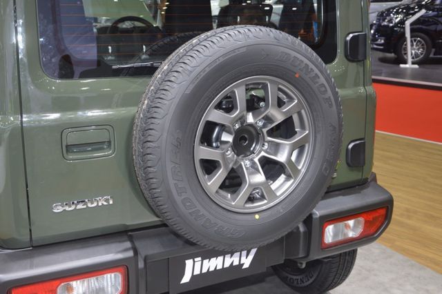 Suzuki Jimny trình làng tại Thái Lan, giá hơn 900 triệu đồng 20 Suzuki Jimny trình làng tại Thái Lan, giá hơn 900 triệu đồng 21
