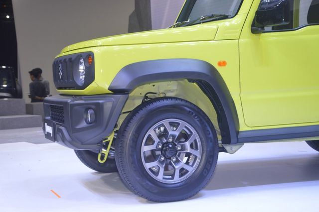 Suzuki Jimny trình làng tại Thái Lan, giá hơn 900 triệu đồng 5 Suzuki Jimny trình làng tại Thái Lan, giá hơn 900 triệu đồng 6