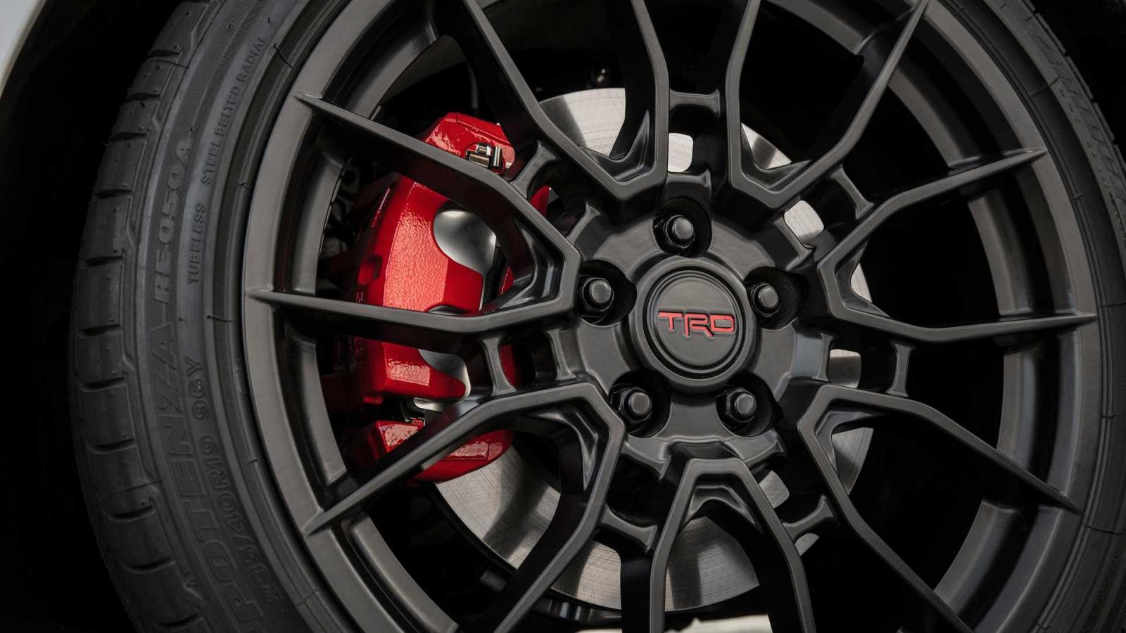 Toyota Camry trình làng phiên bản Black Sport V6 đậm chất thể thao 9