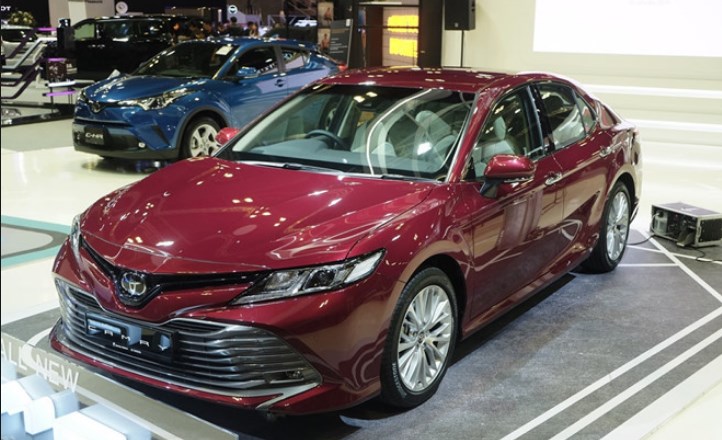 Đại lý nhận đặt cọc Toyota Camry 2019 nhập khẩu nguyên chiếc từ Thái Lan với giá từ 1,302 tỷ đồng.