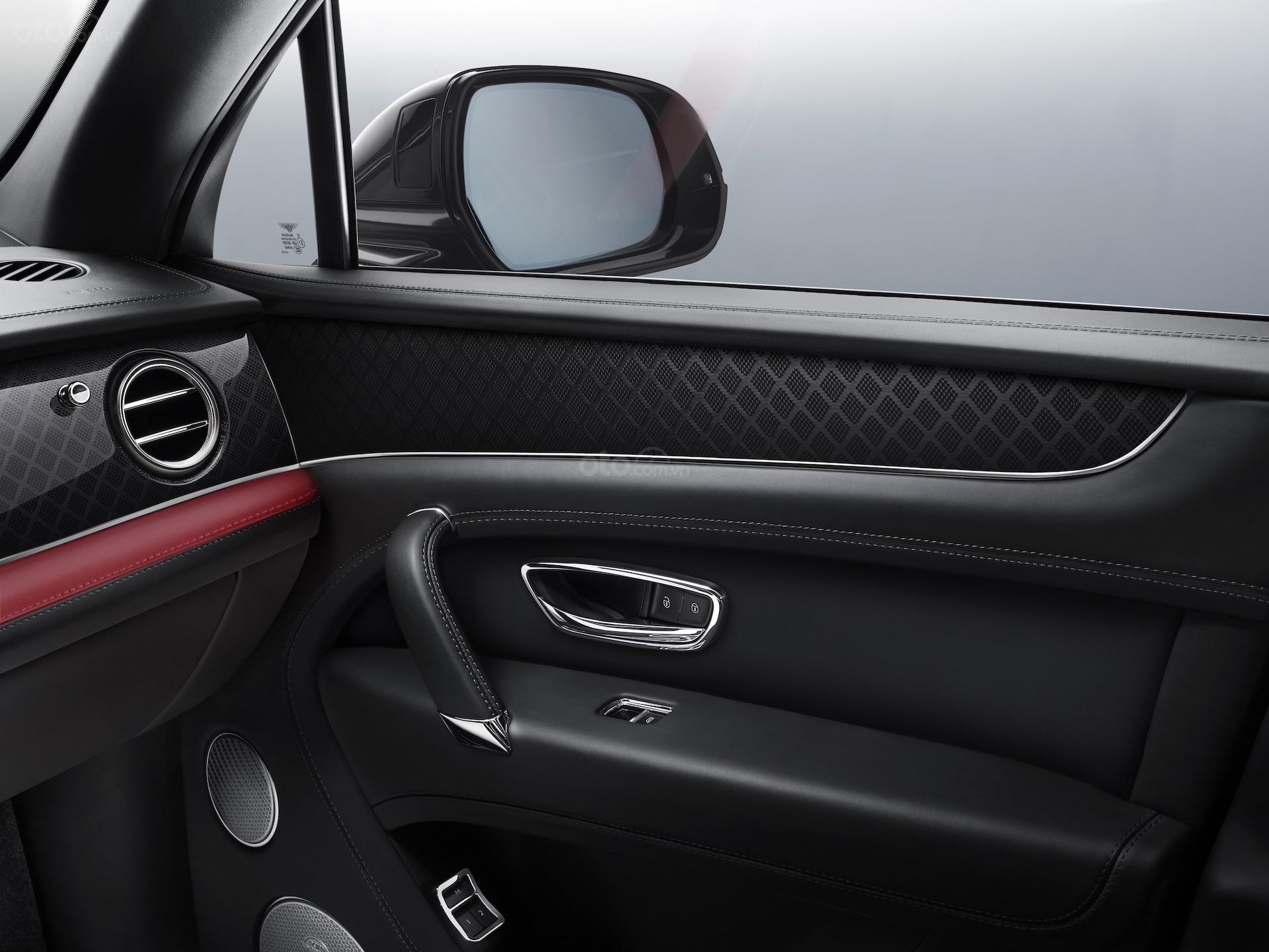 Bentley Bentayga V8 Design Series cửa xe