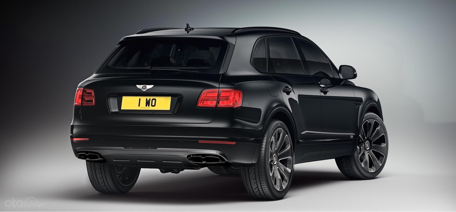Bentley Bentayga V8 Design Series đuôi xe