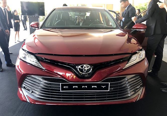 Chuẩn bị mở bán thế hệ mới, Toyota Camry tại đại lý giảm giá mạnh - Ảnh 1.