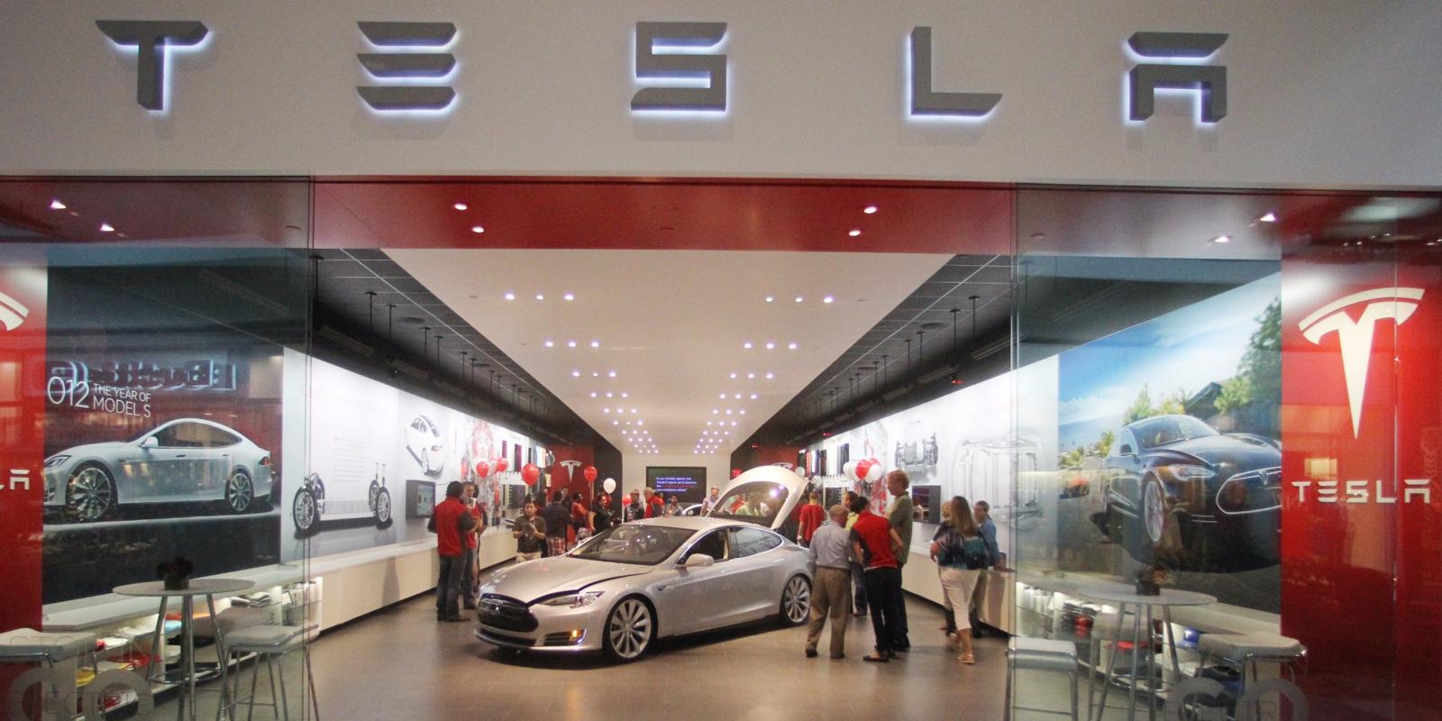 Showroom xe điện Tesla...