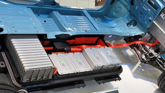 Pin điện trên một mẫu xe Tesla hiện hành...