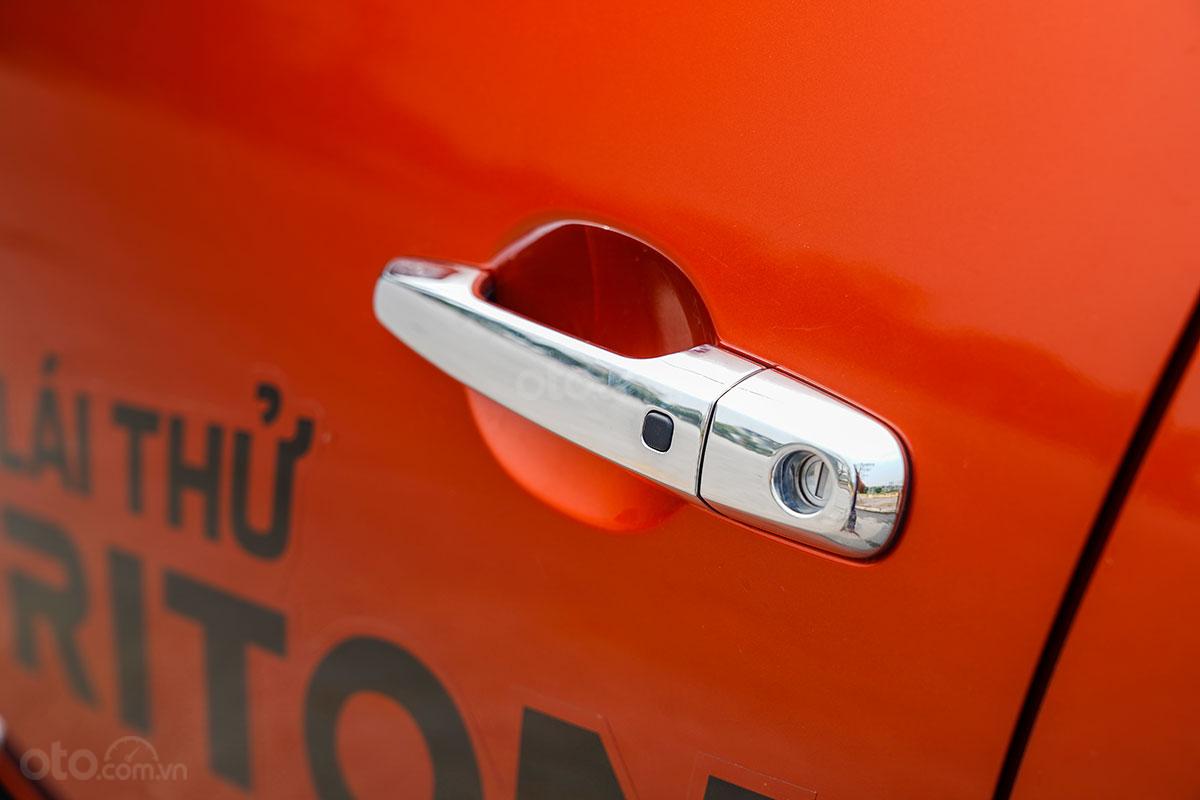 Đánh giá xe Mitsubishi Triton 2019 phiên bản 4x4 AT MIVEC: ảnh chụp tay nắm cửa