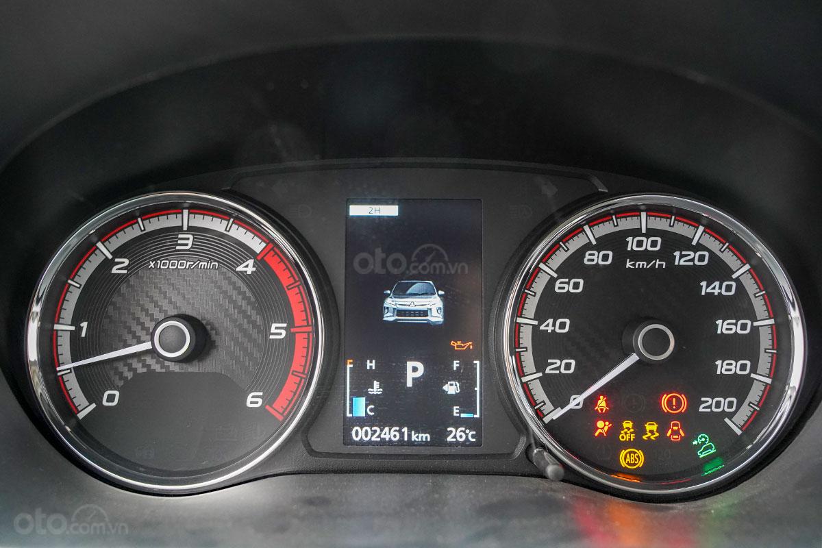 Đánh giá xe Mitsubishi Triton 2019 phiên bản 4x4 AT MIVEC: ảnh chụp bảng đồng hồ