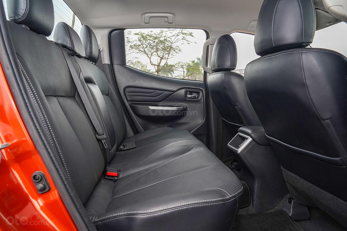 Đánh giá xe Mitsubishi Triton 2019 phiên bản 4x4 AT MIVEC: ghế sau