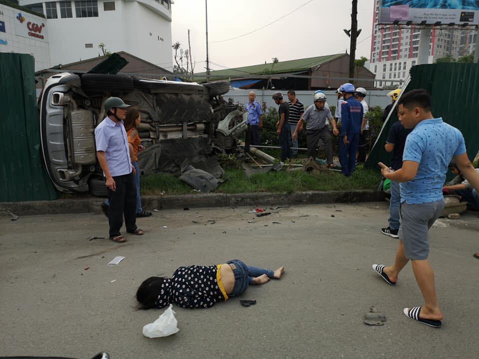 Clip Mercedes-Benz GLC phóng nhanh như phím cuốn hàng loạt xe máy a3