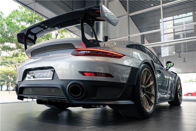 Bộ đôi Porsche 911 gần 40 tỷ được bàn giao cho đại gia đất Sài Thànhdfhf