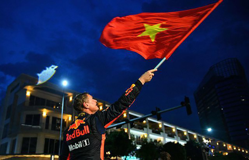 David Coulthard cùng đội Red Bull chuẩn bị biểu diễn đua xe F1 tại Mỹ Đìnhsdfg