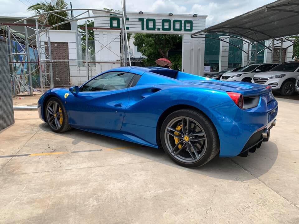 Ferrari 488 Spider độc nhất Việt Nam về tay một đại gia Bình Phước 2 Ferrari 488 Spider độc nhất Việt Nam về tay một đại gia Bình Phướcsdg