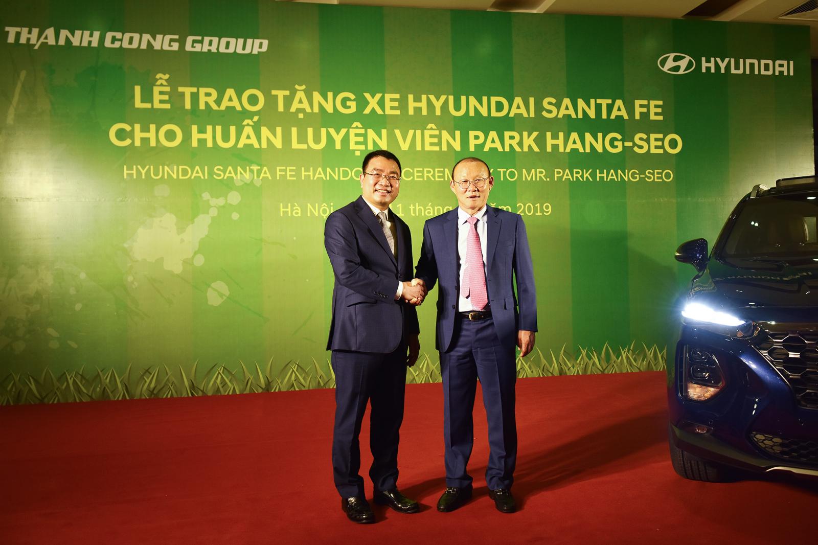Đại diện Hyundai Thành Công trao tặng chiếc Hyundai Santa Fe cho ông Park Hang Seo a3
