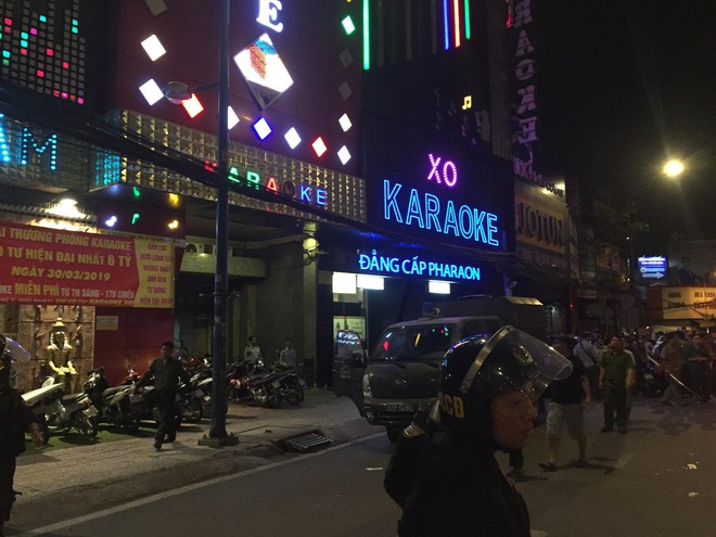 Phúc XO thuê ô tô màu vàng để "ha oai" mất gần 1 triệu/ngày 7 Phúc XO thuê ô tô màu vàng để "ha oai" mất gần 1 triệu/ngàysdfg