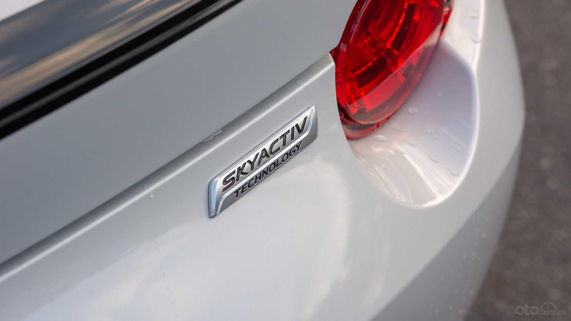 Đánh giá xe Mazda MX-5 2019 - logo Skyactiv