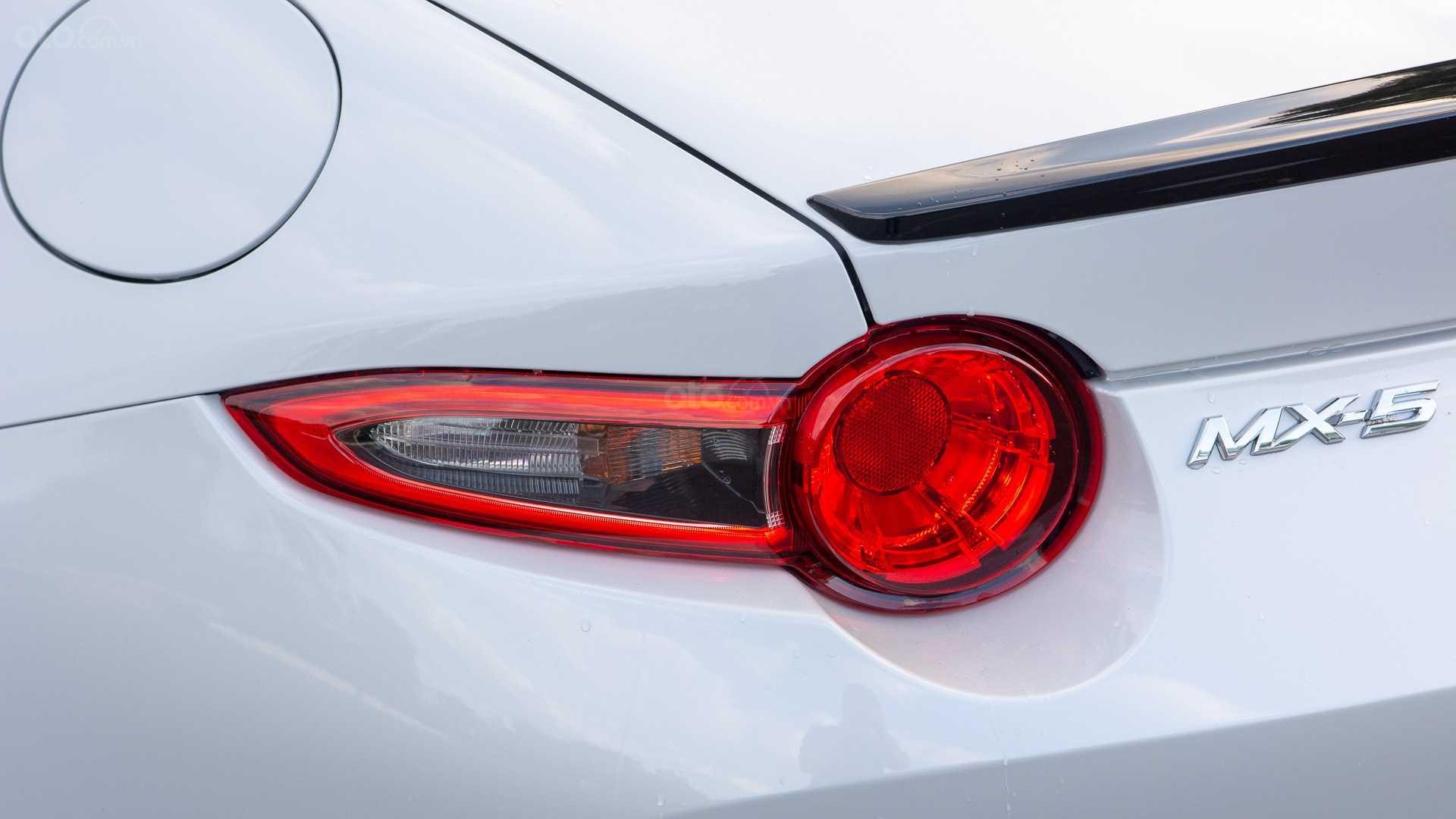 Đánh giá xe Mazda MX-5 2019 - đèn hậu