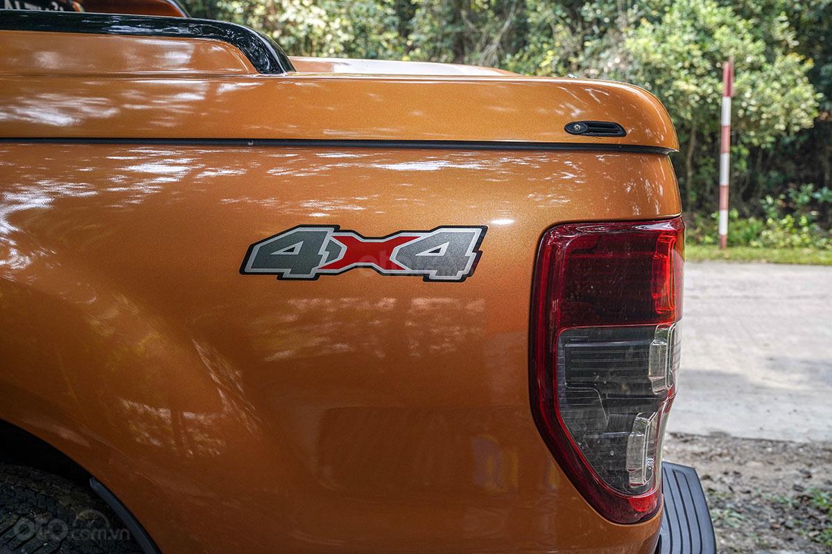 Thân xe Ford Ranger Wildtrak 4x4 2019: logo 4x4 rõ nét hơn.