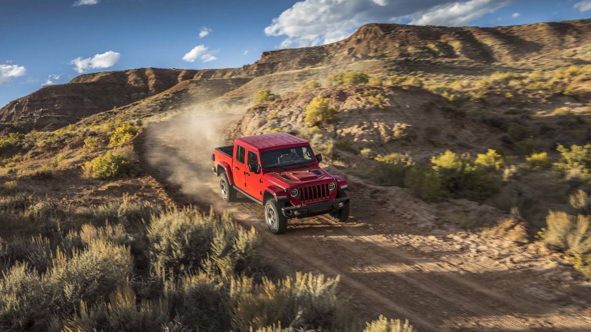 Jeep Gladiator 2020 chuẩn bị được bán ra vào hè năm nay, cạnh tranh với Ford Rangerdf
