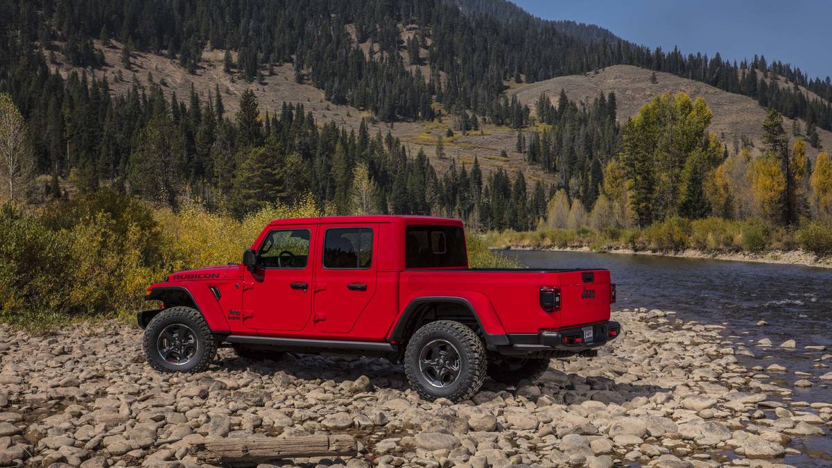 Jeep Gladiator 2020 chuẩn bị được bán ra vào hè năm nay, cạnh tranh với Ford Rangergfh