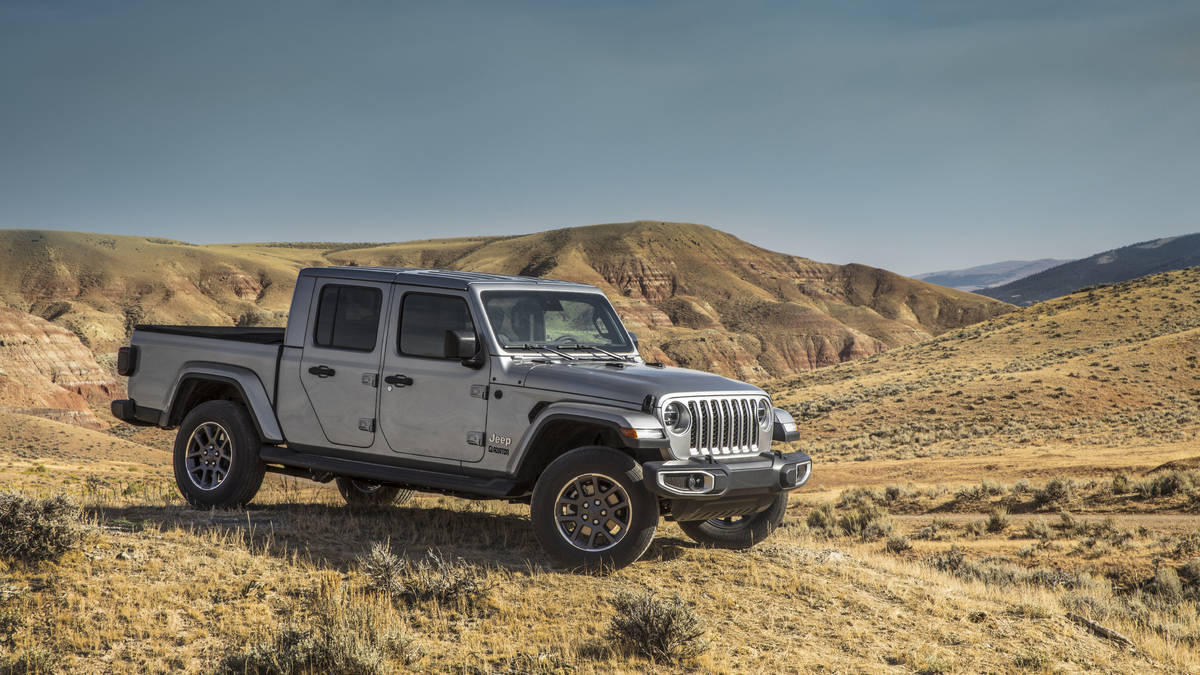 Jeep Gladiator 2020 chuẩn bị được bán ra vào hè năm nay, cạnh tranh với Ford Rangerdtuy6