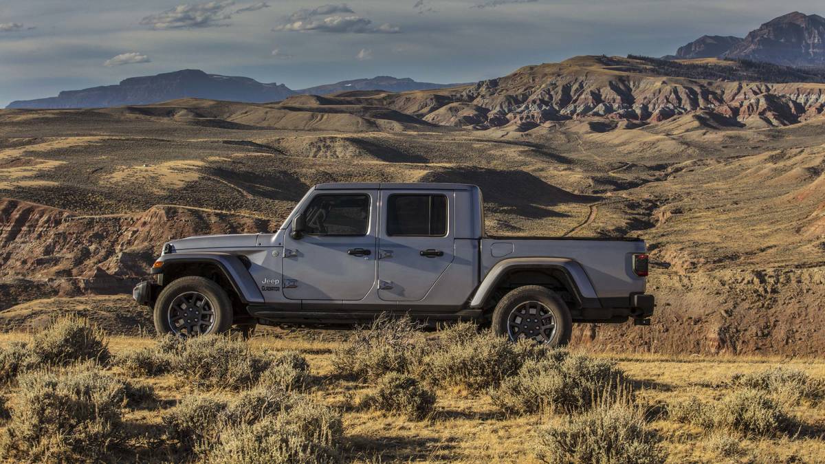 Jeep Gladiator 2020 chuẩn bị được bán ra vào hè năm nay, cạnh tranh với Ford Rangertyi