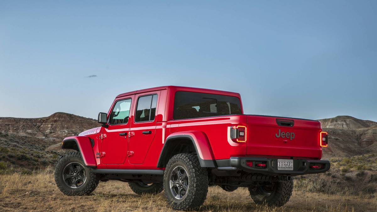 Jeep Gladiator 2020 chuẩn bị được bán ra vào hè năm nay, cạnh tranh với Ford Rangersdrg