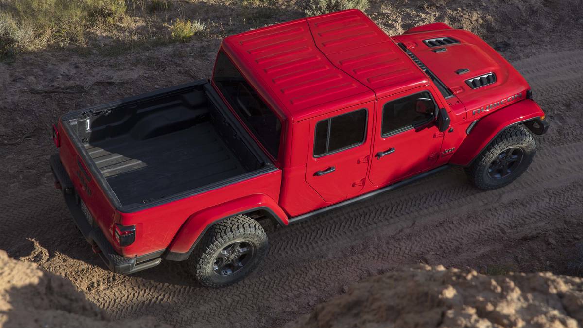Jeep Gladiator 2020 chuẩn bị được bán ra vào hè năm nay, cạnh tranh với Ford Rangerdfgh