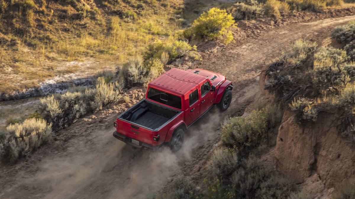 Jeep Gladiator 2020 chuẩn bị được bán ra vào hè năm nay, cạnh tranh với Ford Rangerfgjhg