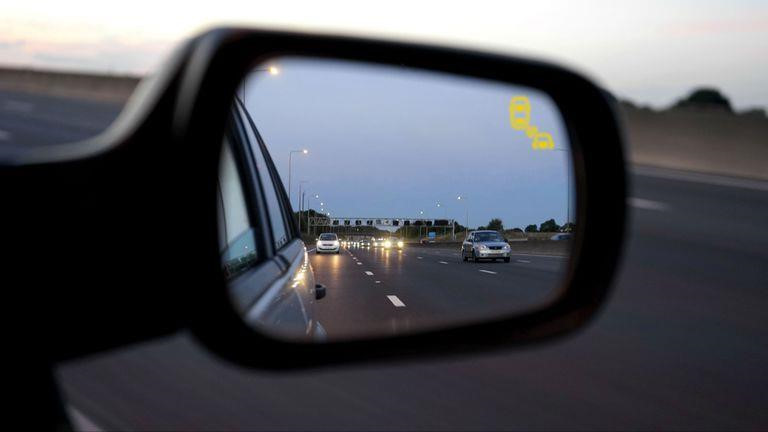 Cảnh báo điểm mù trên ô tô