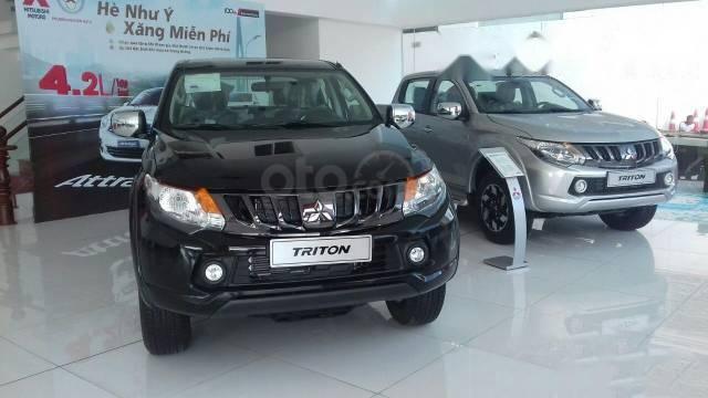  Mitsubishi Triton 2019 bản 4×2 MT màu bạc và màu đen