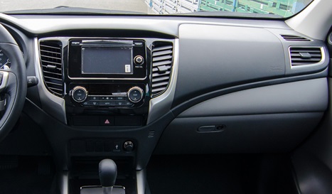Đánh giá xe Mitsubishi Triton bản 4x2 MT bảng điều khiển