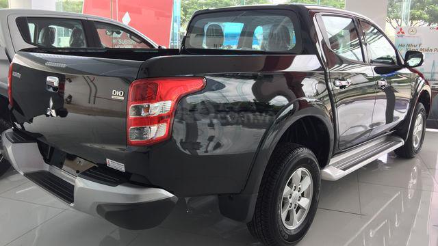 Đánh giá xe Mitsubishi Triton bản 4x2 MT đèn hậu xe