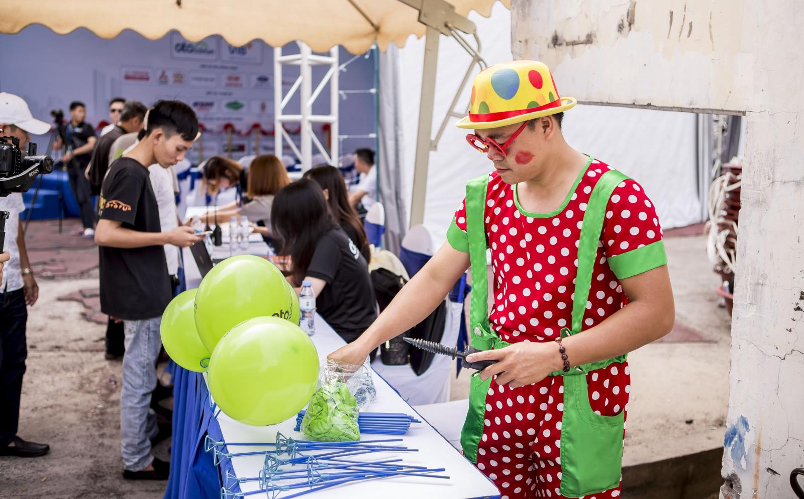 Cận cảnh không khí náo nhiệt ngày đầu tiên tại Hội chợ Oto.com.vn.