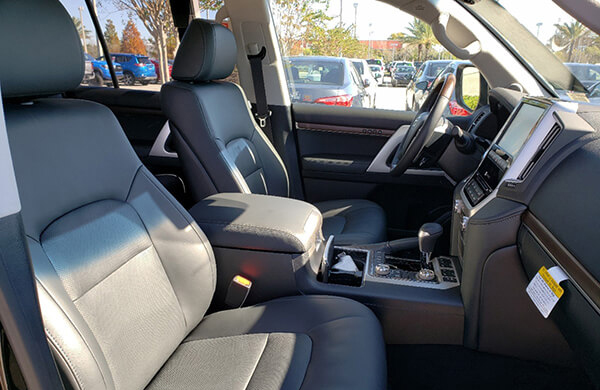 So sánh xe Toyota Land Cruiser 2019 và Land Rover Discovery 2019 về ghế ngồi.