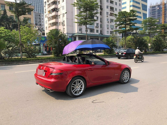 Nỗi khổ của thanh niên lái xe sang mui trần 